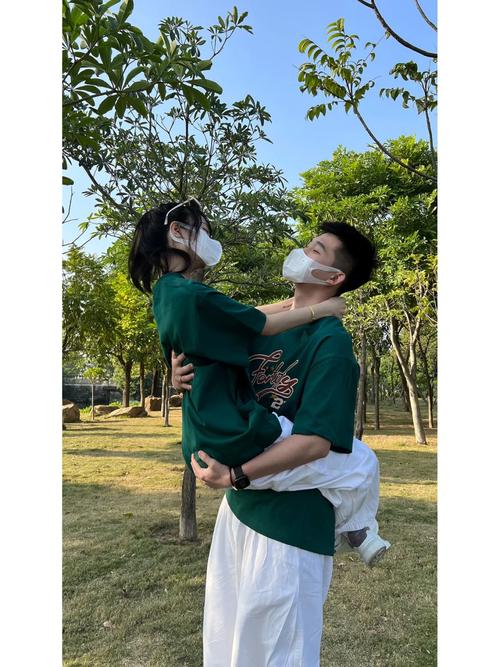摄影师抱着人家老婆拍照_创意互动让婚纱照更真实有趣