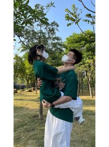 摄影师抱着人家老婆拍照_创意互动让婚纱照更真实有趣