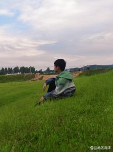 男生户外拍照姿势攻略：自然帅气，简单易学
