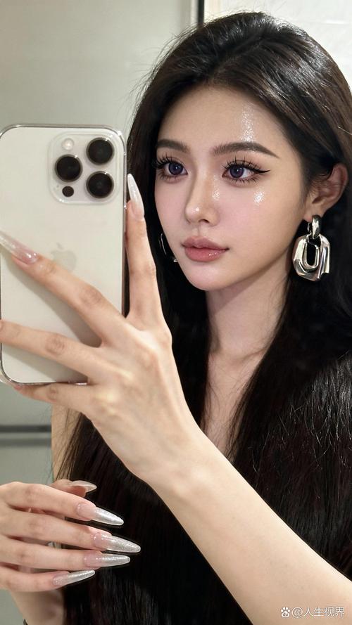 经常在朋友圈发美颜照片的女人_展现自信，别太沉迷