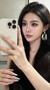 经常在朋友圈发美颜照片的女人_展现自信，别太沉迷
