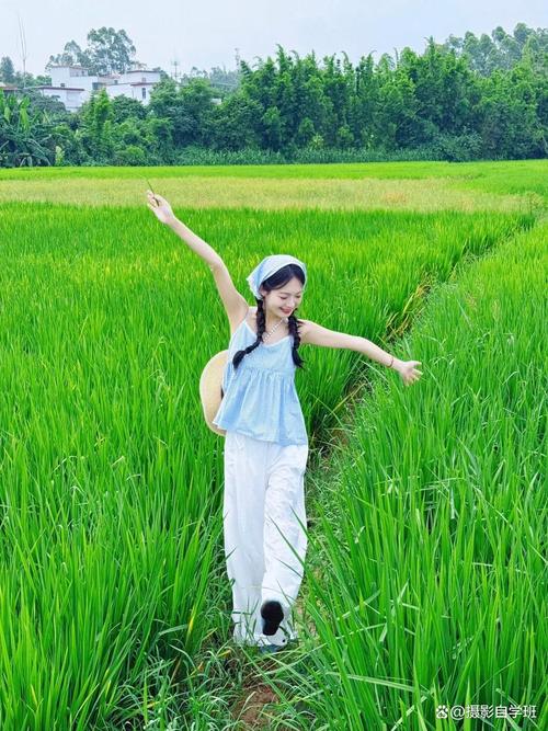 稻田里怎么拍照好看_浅色衣+道具，清晨傍晚光线好