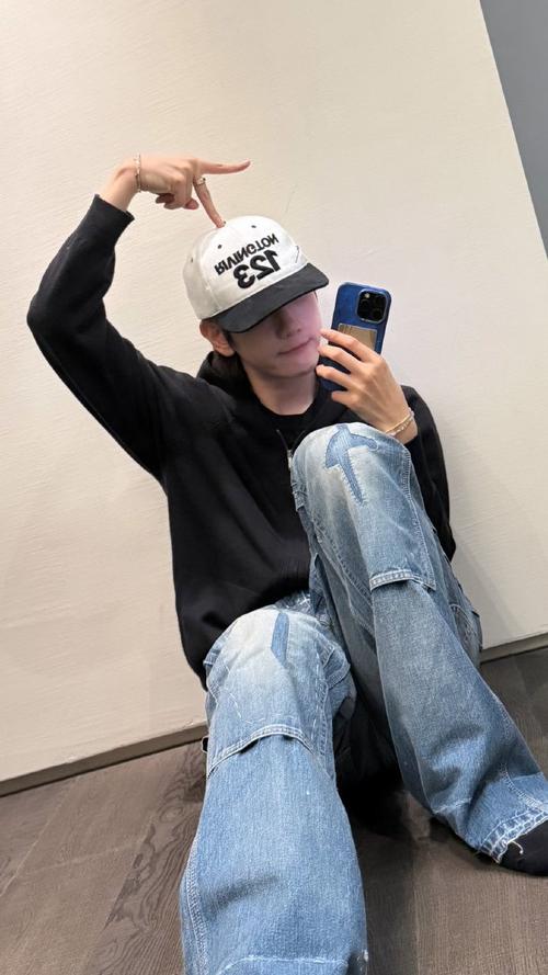 网红自拍照姿势男生_放松自信，微笑亲切，多人均衡显活力