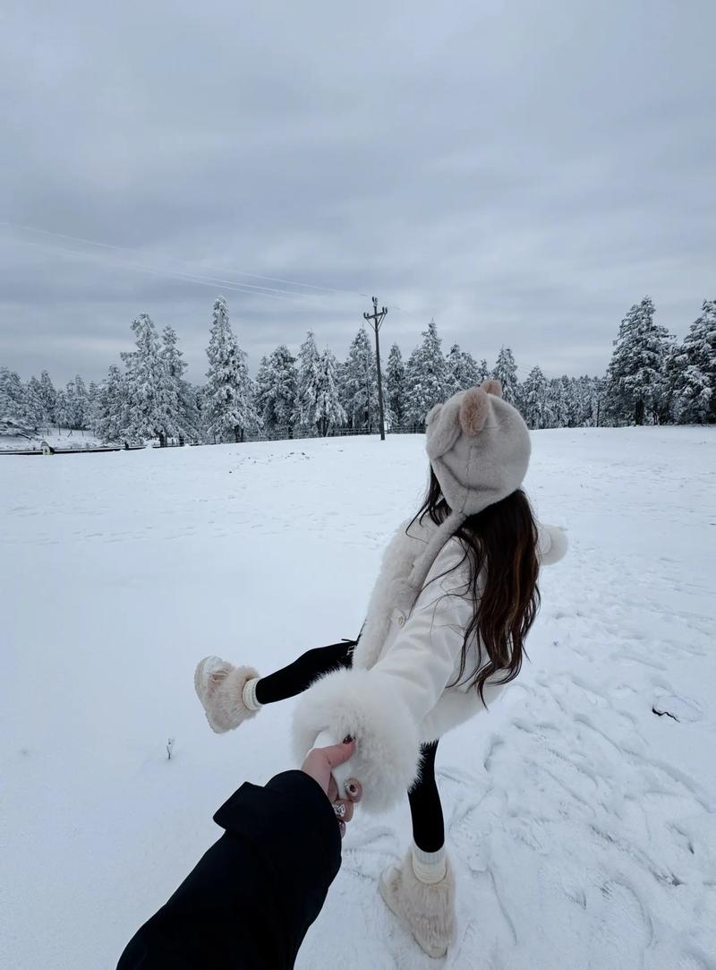 雪天拍照怎么摆姿势_可爱穿搭抓温暖瞬间