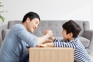 三岁儿童和爸爸的拍照_温馨有趣，留住幸福瞬间