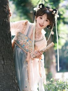 古装拍照姿势100种_姿态传情，展现灵动俏皮美