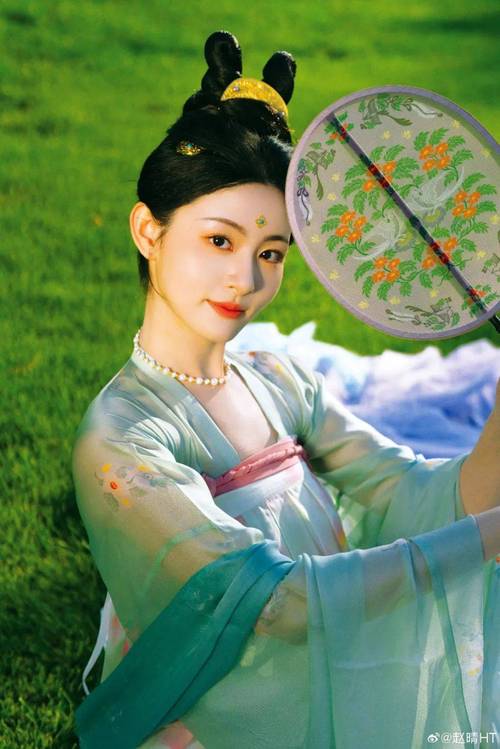 古人拍照摆什么姿势_对称互动依偎行进，体验古代生活韵味