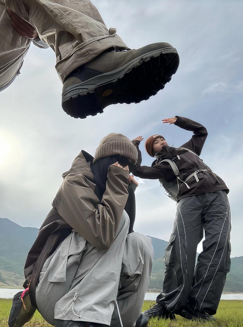 和闺蜜在一起的拍照姿势_眼神互动，真实有趣！