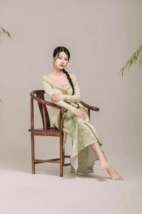 坐姿拍照姿势古风_优雅姿态与清冷眼神塑造古典美人