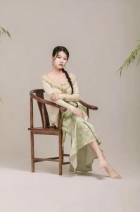 坐姿拍照姿势古风_优雅姿态与清冷眼神塑造古典美人