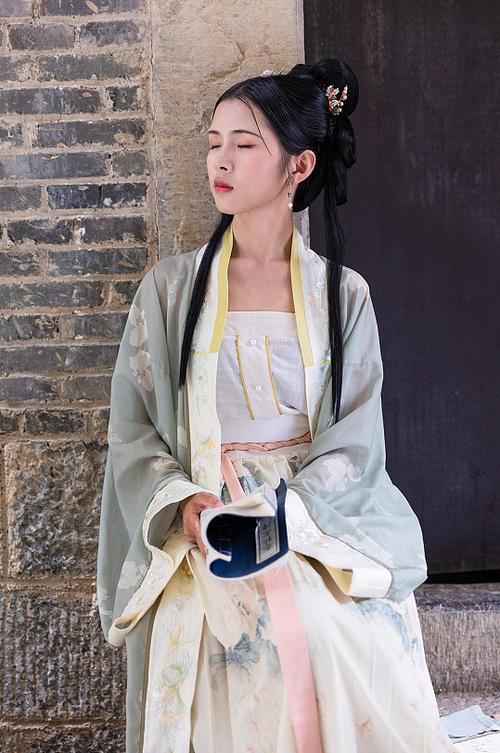 坐姿拍照姿势古风_优雅姿态与清冷眼神塑造古典美人