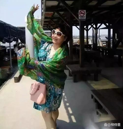 大妈拍照姿势_大妈拍照别老摆五角星，自然点才显优雅！