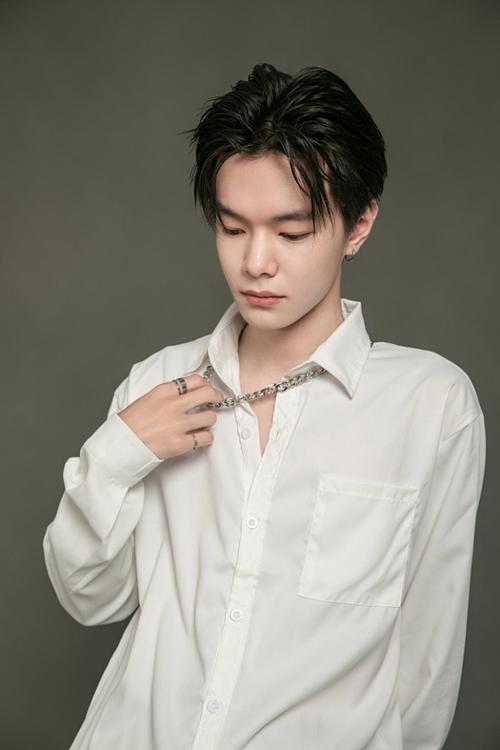男生图片真人半身照无美颜_谢霆锋素颜生图引热议，46岁真实状态挑战精修美颜