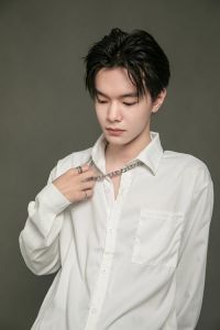 男生图片真人半身照无美颜_谢霆锋素颜生图引热议，46岁真实状态挑战精修美颜