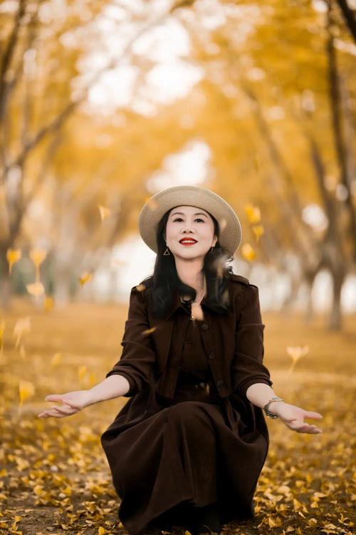 60岁女人拍照姿势_优雅自然，气质加分