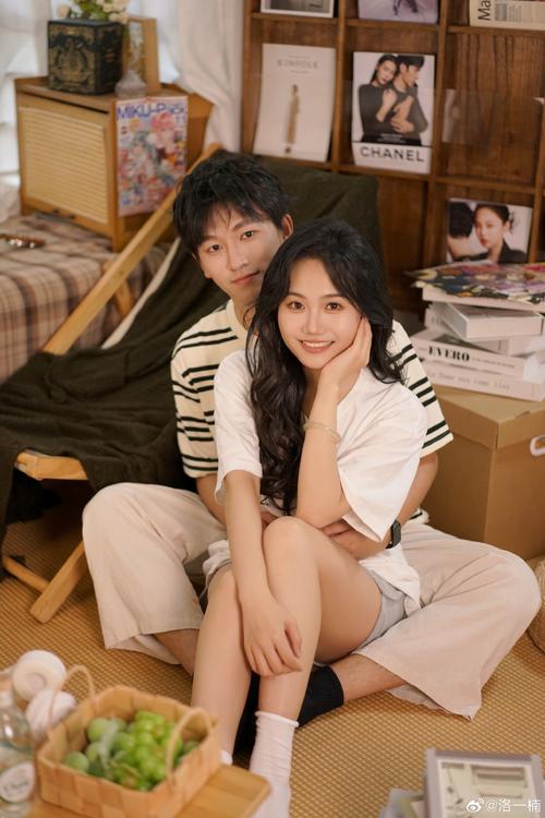 情侣写真室内拍照姿势_9个玩偶堆里慵懒姿势