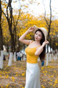扶树拍照姿势图片_自然放松拍出故事感