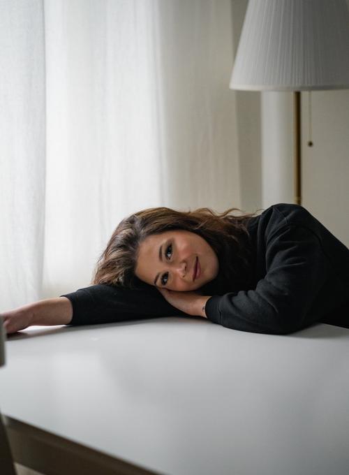 女朋友趴在桌子上怎么拍照_姿势光线，捕捉女友最美瞬间