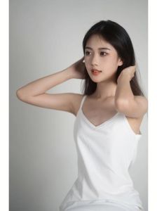 女生纯色背景人像照片_简约中见个性，光影里讲故事