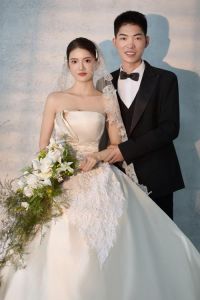 婚纱摄影阿伟系列三部曲_四对情侣婚礼故事，传统与现代的爱情感悟