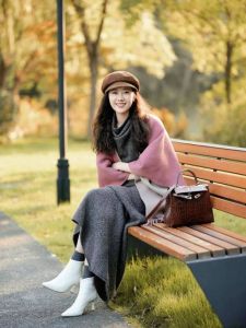 中年妇女户外拍照姿势_中年女公园拍照姿势，展现优雅魅力
