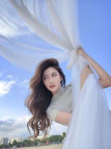 人像摄影姿势引导_公园光影下捕捉唯美瞬间