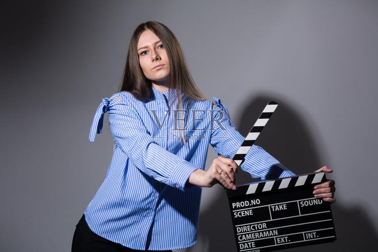 电影一开头就拿摄影机向女生拍照_电影镜头下的女性窥视与权力关系