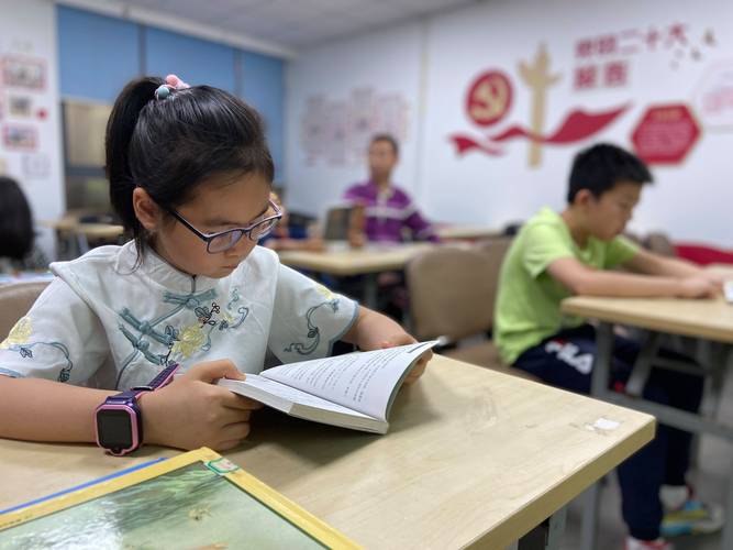读书照片如何拍_图书馆阶梯书架慵懒知性风不露脸拍照技巧