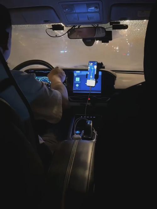 晚上从车内后座拍外面的照片_随手拍美照，角度是关键！