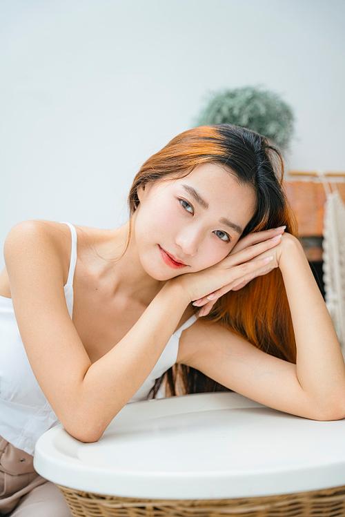 桌边坐着拍照姿势大全_简单姿势大不同