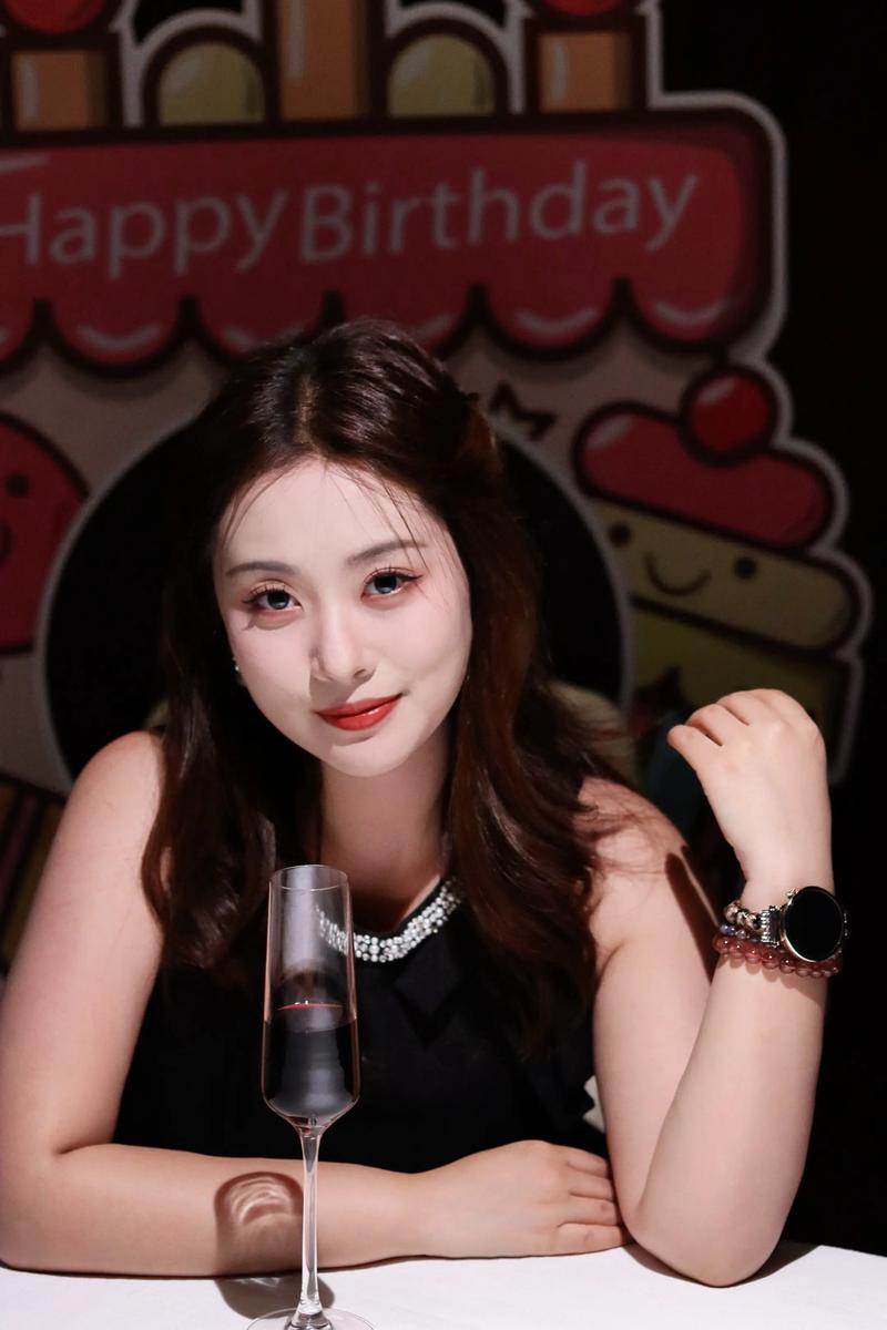 韩国2个摄影师给模特拍照电影_模特与摄影师的挣扎与反思
