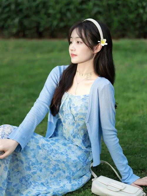坐着对镜拍照的姿势图片_避免显腿短和僵硬