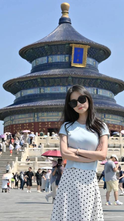 北京旅游拍照姿势大全_北京鼓楼西大街拍出片，故宫红墙下显历史韵味