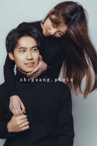 摄影师带女友到照相馆拍照_情侣拍照女友与摄影师暧昧遭男友质疑