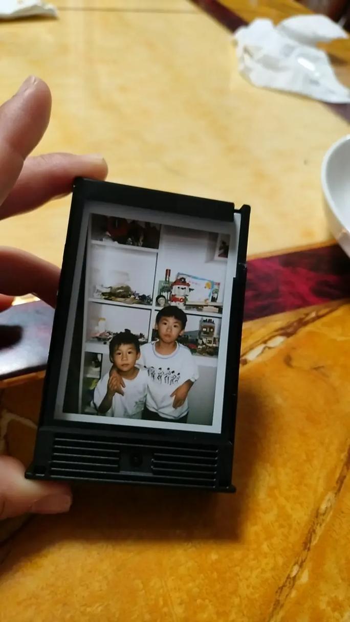 苹果14抖音拍照背影模糊不清的原因_iPhone 14拍照模糊？镜头脏污是主因