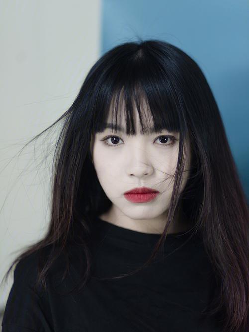我要一张带有人像的图片纯色的_浅粉人像头像，微笑侧脸合十姿势