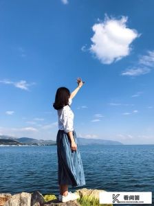 洱海拍照的200个姿势_天空之镜玻璃球光影，喜洲古镇油纸伞