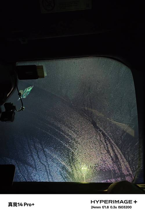 车内拍的车外下雨的照片_雨天开车，捕捉车窗诗意光影