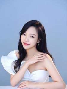 我要一张带有人像的图片纯色的_浅粉人像头像，微笑侧脸合十姿势