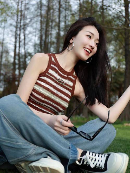 拍照坐姿动作_单手托腮拍照显脸小，甜美慵懒轻松拍