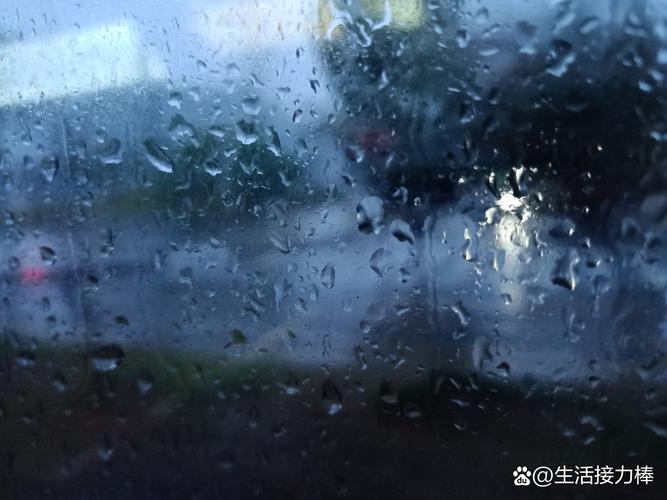 车内拍的车外下雨的照片_雨天开车，捕捉车窗诗意光影