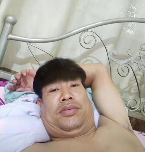 躺床上双下巴大叔图片_光膀大叔表情包走红，一张温暖一张严肃成文化符号