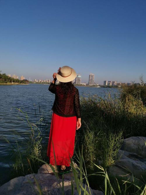 中年女性背影照拍摄方法_自然背景+舒展动作优雅