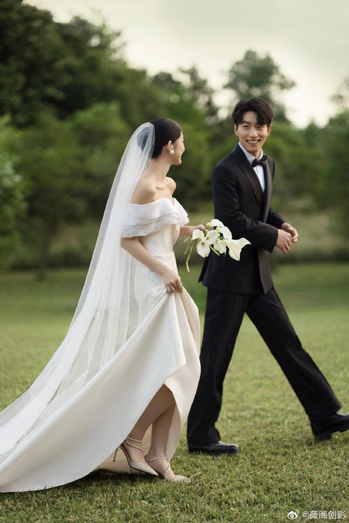 结婚前请摄影师拍照片_选对时机与摄影师，完美记录爱情故事