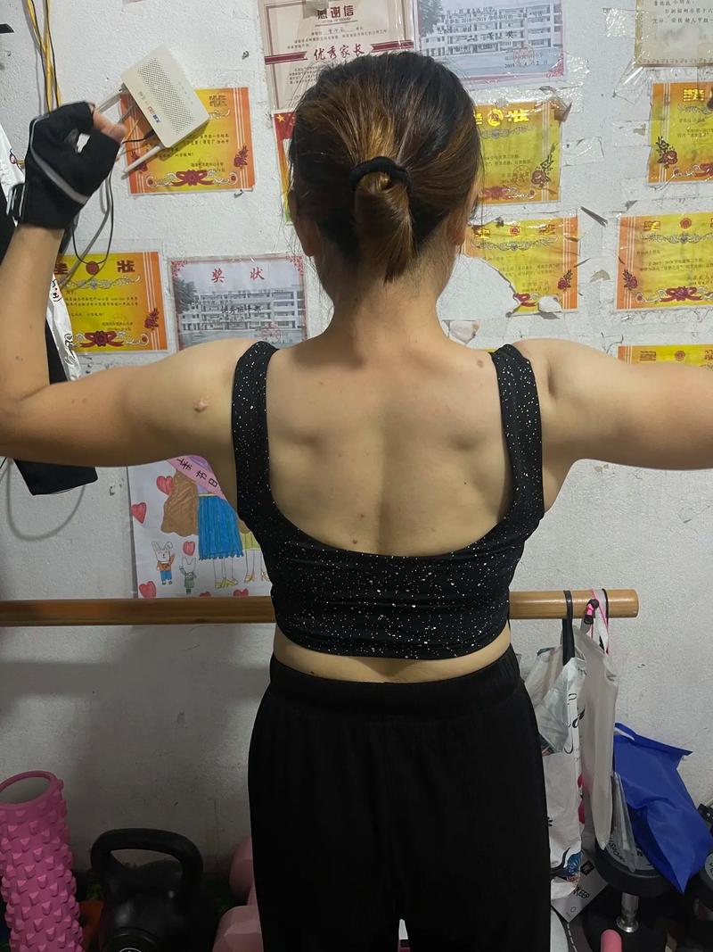 自己怎么拍照后背_简洁背景配红蓝裙，摆姿势加道具光线，显线条有氛围