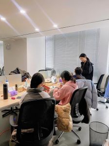 办公室图片加人真实照片简单_办公室色彩影响心情效率，和谐布局助团队协作