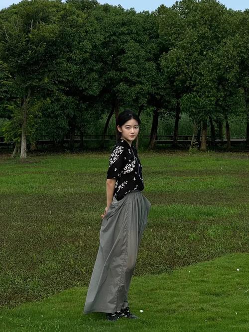 阴天草原拍照的经典姿势_草原阴天拍照姿势，展现不同感觉