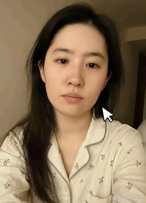 经常晒美颜照片的女人_自信孤独或营销？