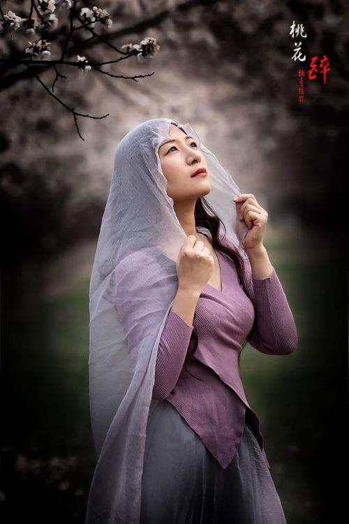 摄影师拍摄人像模特_坐姿之美与艺术感提升