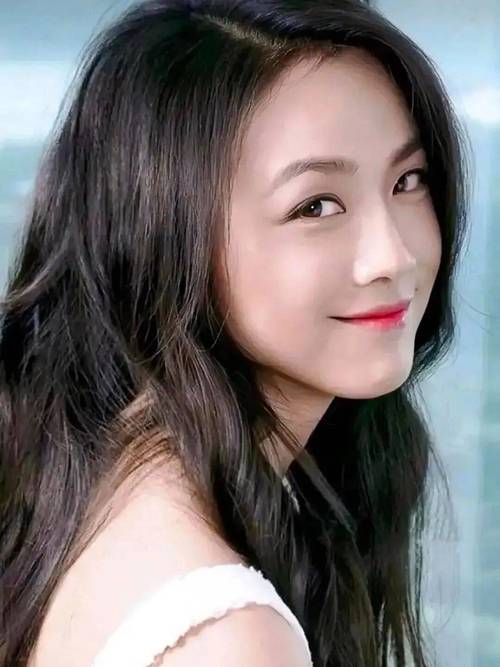 汤唯1000高清唯美照片_汤唯气质独特，素颜显倔强，旗袍显复古，低调稳健，专注过程，守住本心